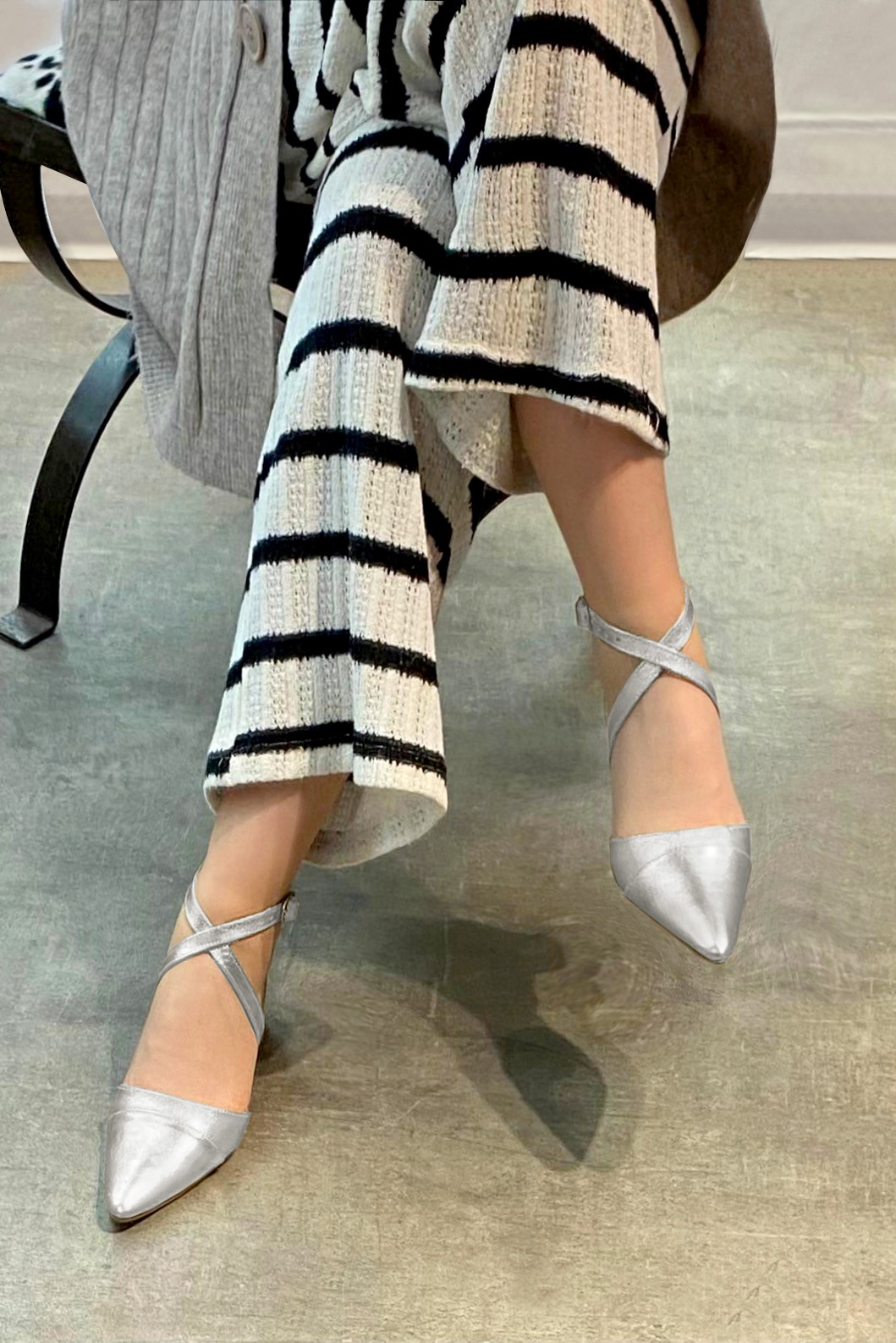 Light silver women's open side shoes, with crossed straps. Tapered toe. Low flare heels. Worn view - Florence KOOIJMAN